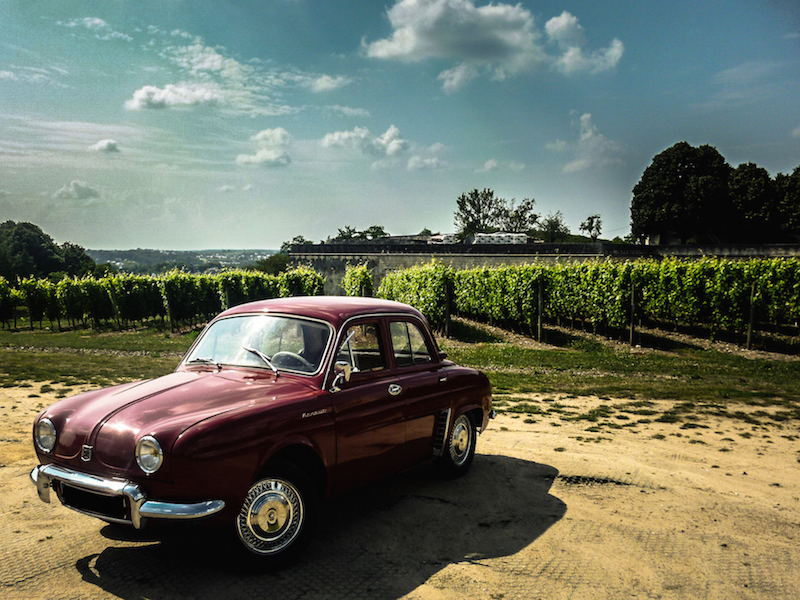 Renault Dauphine oenotourisme vignobles vignes val de loire Rétro Emotion